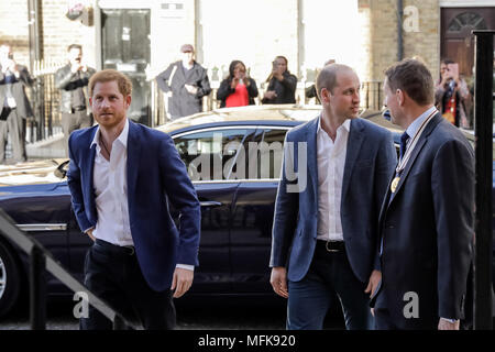 London, Großbritannien. 26 Apr, 2018. Seine königliche Hoheit Prinz Harry ist von seiner Königlichen Hoheit Prinz William, der Herzog von Cambridge, seine neu angekündigten bester Mann, auf die Treibhausgasemissionen, die er offiziell eröffnet heute ankommen. Das Zentrum von Treibhausgasen Sport, einen sicheren Ort, wo sich junge Menschen in der umgebenden Gemeinschaft intensives Coaching für Ihr zukünftiges Leben Ergebnisse zu verbessern und Ihre Ziele zu erhöhen, erhalten. Muss der Credit: Chris Aubrey/Alamy leben Nachrichten Stockfoto