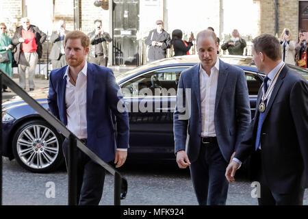 London, Großbritannien. 26 Apr, 2018. Seine königliche Hoheit Prinz Harry ist von seiner Königlichen Hoheit Prinz William, der Herzog von Cambridge, seine neu angekündigten bester Mann, auf die Treibhausgasemissionen, die er offiziell eröffnet heute ankommen. Das Zentrum von Treibhausgasen Sport, einen sicheren Ort, wo sich junge Menschen in der umgebenden Gemeinschaft intensives Coaching für Ihr zukünftiges Leben Ergebnisse zu verbessern und Ihre Ziele zu erhöhen, erhalten. Muss der Credit: Chris Aubrey/Alamy leben Nachrichten Stockfoto