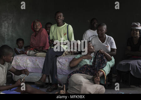 Januar 12, 2018 - Matatiele, östliches Kap, Südafrika - Familienmitglieder, die im gleichen Haushalt leben, sitzen zusammen, um ein Bett in der Küche. (Bild: © Stefan Kleinowitz über ZUMA Draht) Stockfoto