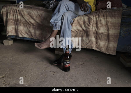 Januar 12, 2018 - Matatiele, östliches Kap, Südafrika - Alkoholkonsum am Ostkap spielt einen grossen Teil des täglichen Lebens. (Bild: © Stefan Kleinowitz über ZUMA Draht) Stockfoto