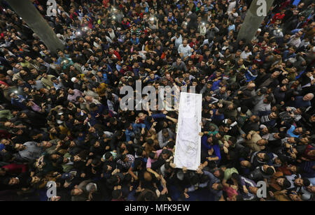 Gaza, Gazastreifen, palästinensischen Gebiet. 26 Apr, 2018. Palästinensischen trauernde tragen die Körper der palästinensische Wissenschaftler Fadi al-Batsh, in Malaysia, ermordet wurde, hatte während seiner Beerdigung im nördlichen Gazastreifen, die am 26. April 2018. Nach seinen Körper in seine Heimat zurückgekehrt war, ein Mitglied der islamistischen Hamas, wurde tot in einem Hagel von Kugeln mit dem Motorrad reiten Angreifer erschossen, als er in einer Moschee in Kuala Lumpur für Dawn Gebete am 21 April, 2018 Quelle: dawoud Abo Alkas/APA-Images/ZUMA Draht/Alamy leben Nachrichten Stockfoto