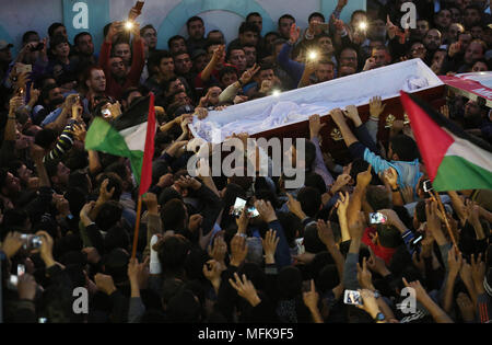Gaza, Gazastreifen, palästinensischen Gebiet. 26 Apr, 2018. Palästinensischen trauernde tragen die Körper der palästinensische Wissenschaftler Fadi al-Batsh, in Malaysia, ermordet wurde, hatte während seiner Beerdigung im nördlichen Gazastreifen, die am 26. April 2018. Nach seinen Körper in seine Heimat zurückgekehrt war, ein Mitglied der islamistischen Hamas, wurde tot in einem Hagel von Kugeln mit dem Motorrad reiten Angreifer erschossen, als er in einer Moschee in Kuala Lumpur für Dawn Gebete am 21 April, 2018 Quelle: dawoud Abo Alkas/APA-Images/ZUMA Draht/Alamy leben Nachrichten Stockfoto