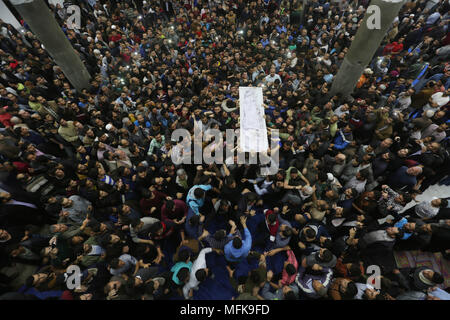 Gaza, Gazastreifen, palästinensischen Gebiet. 26 Apr, 2018. Palästinensischen trauernde tragen die Körper der palästinensische Wissenschaftler Fadi al-Batsh, in Malaysia, ermordet wurde, hatte während seiner Beerdigung im nördlichen Gazastreifen, die am 26. April 2018. Nach seinen Körper in seine Heimat zurückgekehrt war, ein Mitglied der islamistischen Hamas, wurde tot in einem Hagel von Kugeln mit dem Motorrad reiten Angreifer erschossen, als er in einer Moschee in Kuala Lumpur für Dawn Gebete am 21 April, 2018 Quelle: dawoud Abo Alkas/APA-Images/ZUMA Draht/Alamy leben Nachrichten Stockfoto