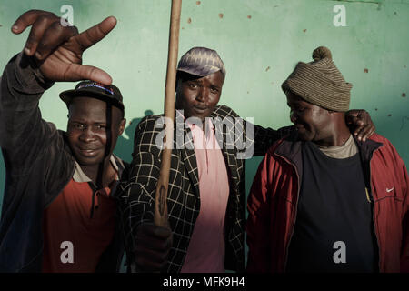 Dezember 8, 2017 - Matatiele, östliches Kap, Südafrika - drei Freunde trinken Alkohol am frühen Abend vor einer Bar. Alkohol spielt eine grosse Rolle des täglichen Lebens am Eastern Cape. Alkoholkonsum ist sehr normal und oft beschrieben als Teil der Kultur. Aber der Alkohol konsumiert wird nicht mehr hausgemachte, traditionelle Bier aber stark und teure Getränke, das von vielen Täglich genossen wird. Die Menschen würden häufig ohne Essen für den ganzen Tag gehen, aber Geld für Alkohol. (Bild: © Stefan Kleinowitz über ZUMA Draht) Stockfoto