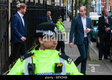 London, Großbritannien. 26. April 2018. Prinz William und Prinz Harry verlassen nach der Eroeffnung des Gewächshaus Zentrum in einem Grad II * denkmalgeschützte Kirche in Marylebone. Das Zentrum von Treibhausgasen Sport, wird eine sichere Umgebung für Sport, Coaching und sozialen Einrichtungen für junge Menschen in der örtlichen Gemeinschaft, mit dem Ziel der Verbesserung ihrer künftigen Leben Ergebnisse und ihre Bestrebungen zur Verfügung stellen. Gewächshaus Sport wurde die erste Lieferung Partner in London für Trainer Kern, der Nationalen coaching Lehrlingsausbildung laufen durch die Königliche Stiftung. Credit: Mark Kerrison/Alamy leben Nachrichten Stockfoto