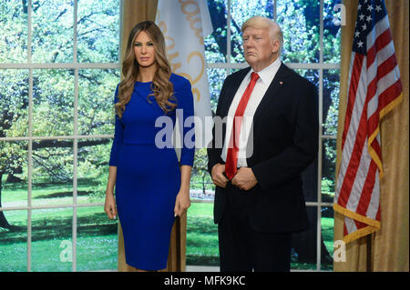 New York, USA. 26 Apr, 2018. Madame Tussauds Melania Trump und Donald Trump Zahlen bei der Einführung der "Melania eine Stimme Erfahrung bei Madame Tussauds am 25. April 2018 in New York City. Credit: Erik Pendzich/Alamy leben Nachrichten Stockfoto