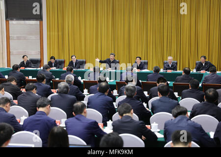 Wuhan, Hubei Provinz Chinas. 26 Apr, 2018. Der chinesische Präsident Xi Jinping, auch Generalsekretär der Kommunistischen Partei Chinas (KPCH) und Vorsitzender der Zentralen Militärkommission, spricht bei einem Symposium zum Thema "Förderung der Entwicklung der Yangtze Wirtschafts- Riemen in Wuhan, der Hauptstadt der Provinz Hubei in Zentralchina, 26. April 2018. Credit: Xie Huanchi/Xinhua/Alamy leben Nachrichten Stockfoto