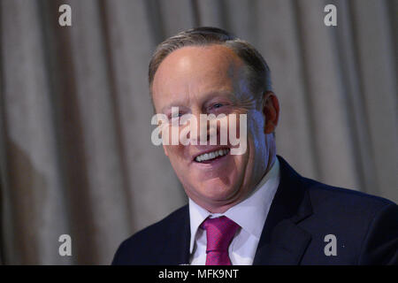 New York, USA. 26 Apr, 2018. Der ehemalige Pressesprecher des Weißen Hauses, Sean Spicer antworten ein paar Fragen von der Presse bei Madame Tussauds Wax Museum, April 25, 2018 in New York City. Credit: Erik Pendzich/Alamy leben Nachrichten Stockfoto