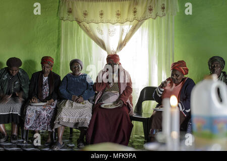 Matatiele, Eastern Cape, Südafrika. 10 Dez, 2017. Xhosa Frauen sorgen ein Begräbnis, zusammen sitzen und frisch gekochten Speisen und Getränke Alkoholfreie Getränke essen. Quelle: Stefan Kleinowitz/ZUMA Draht/Alamy leben Nachrichten Stockfoto