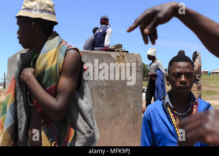 Matatiele, Eastern Cape, Südafrika. 10 Dez, 2017. Eine Gruppe von Freunden zusammen sitzen und Witz. Es ist Mittag und die Jungen Männer werden bald für einen kühleren Ort zum Ausruhen und Schlafen. Quelle: Stefan Kleinowitz/ZUMA Draht/Alamy leben Nachrichten Stockfoto