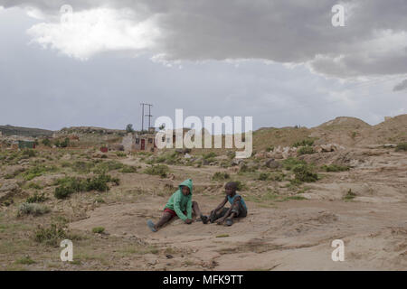 Matatiele, Eastern Cape, Südafrika. 30 Dez, 2017. Zwei Jungen spielen mit Steinen in der Nähe von Ihrem Haus. Quelle: Stefan Kleinowitz/ZUMA Draht/Alamy leben Nachrichten Stockfoto