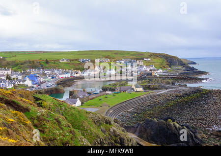 Portpatrick, Schottland, Großbritannien. 26. April 2018. UK Wetter. Hohe Blick über das Dorf und geschützten Hafen bei Sonnenschein und häufigen schweren Duschen. Credit: Skully/Alamy leben Nachrichten Stockfoto