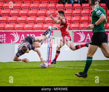 Manchester, Großbritannien. 26 April 2018, AJ Bell Stadium, Manchester, England; Betfred Super League Rugby, Runde 13, Salford Roten Teufel v St Helens; Tom Makinson von St Helens geht über für einen Versuch der Credit: Aktuelles Bilder/Alamy leben Nachrichten Stockfoto