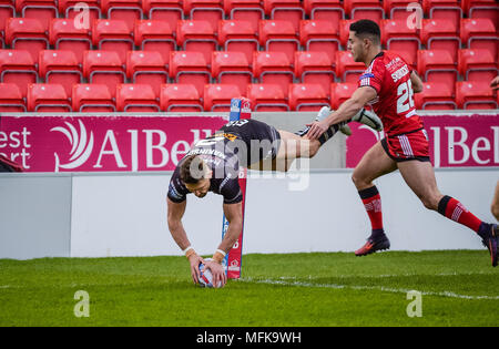 Manchester, Großbritannien. 26 April 2018, AJ Bell Stadium, Manchester, England; Betfred Super League Rugby, Runde 13, Salford Roten Teufel v St Helens; Tom Makinson von St Helens geht über für einen Versuch der Credit: Aktuelles Bilder/Alamy leben Nachrichten Stockfoto