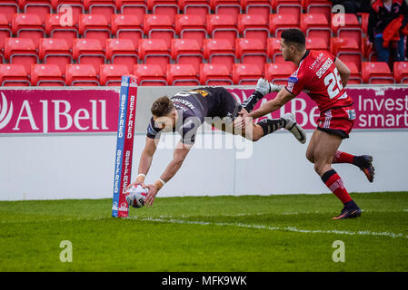 Manchester, Großbritannien. 26 April 2018, AJ Bell Stadium, Manchester, England; Betfred Super League Rugby, Runde 13, Salford Roten Teufel v St Helens; Tom Makinson von St Helens geht über für einen Versuch der Credit: Aktuelles Bilder/Alamy leben Nachrichten Stockfoto