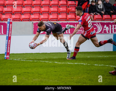 Manchester, Großbritannien. 26 April 2018, AJ Bell Stadium, Manchester, England; Betfred Super League Rugby, Runde 13, Salford Roten Teufel v St Helens; Tom Makinson von St Helens geht über für einen Versuch der Credit: Aktuelles Bilder/Alamy leben Nachrichten Stockfoto