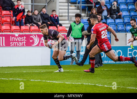 Manchester, Großbritannien. 26 April 2018, AJ Bell Stadium, Manchester, England; Betfred Super League Rugby, Runde 13, Salford Roten Teufel v St Helens; Tom Makinson von St Helens geht über für einen Versuch der Credit: Aktuelles Bilder/Alamy leben Nachrichten Stockfoto