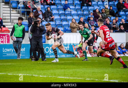 Manchester, Großbritannien. 26 April 2018, AJ Bell Stadium, Manchester, England; Betfred Super League Rugby, Runde 13, Salford Roten Teufel v St Helens; Tom Makinson von St Helens geht über für einen Versuch der Credit: Aktuelles Bilder/Alamy leben Nachrichten Stockfoto
