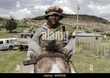 Matatiele, Eastern Cape, Südafrika. 5 Jan, 2018. Ein xhosa Mann sitzt auf seinem Pferd. Quelle: Stefan Kleinowitz/ZUMA Draht/Alamy leben Nachrichten Stockfoto