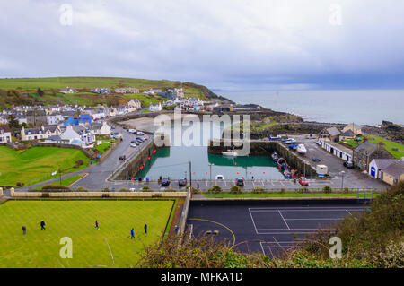 Portpatrick, Schottland, Großbritannien. 26. April 2018. UK Wetter. Hohe Blick über das Dorf und geschützten Hafen bei Sonnenschein und häufigen schweren Duschen. Credit: Skully/Alamy leben Nachrichten Stockfoto