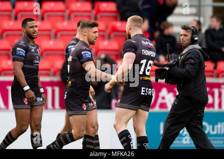 Manchester, Großbritannien. St. Helens Tom Makinson feiert seine Seiten zählende zuerst versuchen, 26. April 2018, AJ Bell Stadium, Manchester, England; Betfred Super League Rugby, Runde 13, Salford Roten Teufel v St Helens; Quelle: News Images/Alamy leben Nachrichten Stockfoto