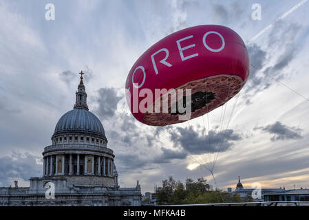 London, Großbritannien. 26. April 2018. Ein UFO gesehen wird, fliegen in die Luft in der Nähe von St. Paul's Cathedral auf nationalen Alien Tag. Der fliegende Objekt Teil einer fördernden Bremsung für die Neue FOREO UFO, eine neue Gesichtspflege Gerät, von der Schönheit Firma FOREO. Credit: Stephen Chung/Alamy leben Nachrichten Stockfoto