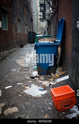 Große, überquellenden Mülltonnen in einer Gasse in Pittsburgh, Pennsylvania, USA Stockfoto