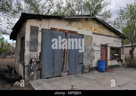 Verlassene weiße Pfeil Garage im Route 66 Dorf San Fidel, New Mexiko. Stockfoto