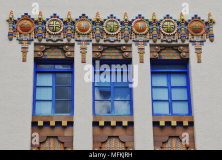 Bunte Außendekoration über den Fenstern der KiMo Theater, ein 1927 Wahrzeichen auf der Central Avenue (Route 66) in Albuquerque, New Mexico. Stockfoto