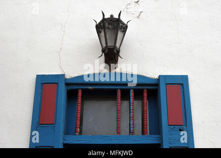 Eine reich verzierte Licht und bunten hölzernen Türrahmen auf einem historischen Gebäude in der Altstadt von Albuquerque, New Mexico. Stockfoto