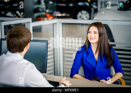 Wunderschöne business lady Fragen nach Möglichkeit der Kauf eines Autos im Showroom Stockfoto