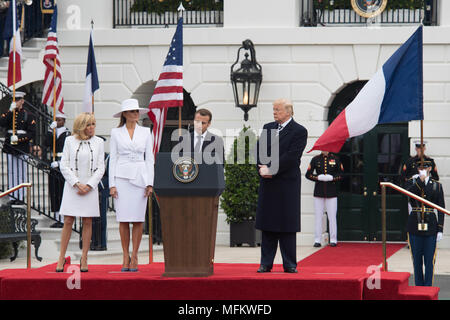 Der französische Präsident Emmanuel Längestrich spricht während einer Zeremonie ihn einladend zum Weißen Haus in Washington, D.C., 24. April 2018. (U.S Armee Foto von Zane Ecklund) Stockfoto