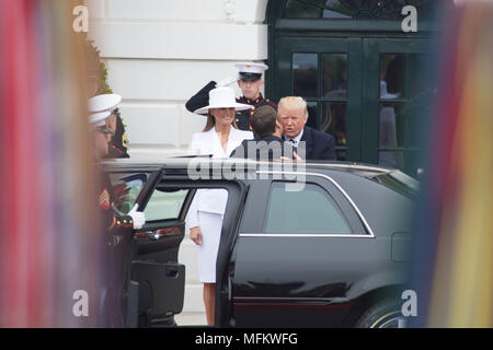 Us-Präsident Donald J. Trumpf grüßt der französische Präsident Emmanuel Längestrich bei seiner Ankunft im Weißen Haus in Washington, D.C. während eines bewaffneten Kräfte die volle Ehre Zeremonie am 24. April 2018. (U.S. Armee Foto von Zane Ecklund) Stockfoto
