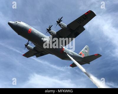 Ein modulares luftgestützten Brandbekämpfung System ausgestattete C-130J Super Hercules Flugzeuge von 146 Luftbrücke Flügel des California Air National Guard fällt eine Linie von Wasser über die Tahoe National Forest, Kalifornien, während der jährlichen Rezertifizierung und Ausbildung, 24. April 2018. (US Air Force Foto von Preston Schlachter) Ausbildung des Jahres, gefördert durch die U.S.D.A. Wald Service in McClellan Reload Basis in Sacramento, umfasst vier militärischen Luftbrücke Flügel, die die Air Expeditionary Gruppe: drei Air National Guard Einheiten aus Kalifornien, Nevada und Wyoming und US Air Force Reserve Einheit her machen Stockfoto