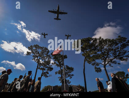 Ein MC-130H Combat Talon II mit dem 15 Special Operations Squadron und zwei CV-22 Fischadler mit der 8 Special Operations Squadron Durchführen einer Überführung, während einer Gedenkveranstaltung im 38. Jahrestages der Operation Eagle Claw, April 24, 2018, at Hurlburt Field, Fla. Operation Eagle Claw war eine versuchte Geiselnahme Rescue Mission im Jahre 1980, dass in fünf Flieger und drei Marines ihr Leben zu opfern, wenn zwei der Flugzeuge an der Wüste, die Staging Site für die Mission kollidierte geführt. (U.S. Air Force Foto: Staff Sgt. Ryan Conroy) Stockfoto