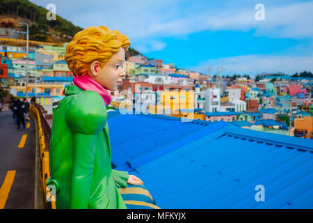 Gamcheon Kultur Dorf in Busan, Südkorea. Bunte Statue des Jungen mit Kaninchen bei Gamcheon Kultur Dorf in Busan, Südkorea. Stockfoto