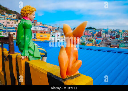 Gamcheon Kultur Dorf in Busan, Südkorea. Bunte Statue des Jungen mit Kaninchen bei Gamcheon Kultur Dorf in Busan, Südkorea. Stockfoto