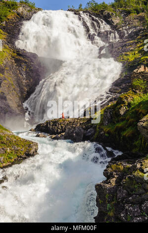 Kjosfossen, ein Wasserfall in der aurland Gemeinde der Sogn und Fjordane County in Norwegen. Stockfoto