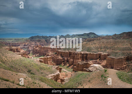 Die malerische Landschaft mit Blick auf den Canyon und die Berge von Ferne. Bewölkt dramatische Himmel. Stockfoto