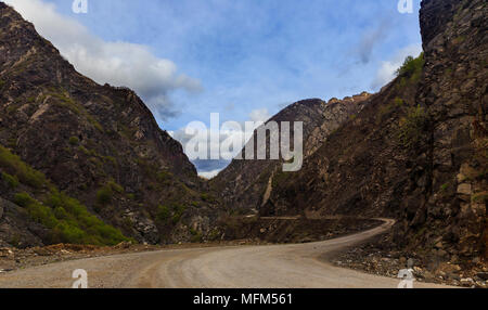 Mountain Road durch die Schlucht führt zu dem Dorf Lagich Stockfoto