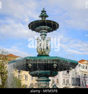 Brunnen der Platz Rossio (Pedro IV) in Lissabon, Portugal. Der Platz wurde ein wichtiger Ort in der Stadt seit dem 13. und 14. centuri Stockfoto