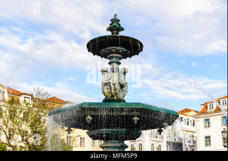 Brunnen der Platz Rossio (Pedro IV) in Lissabon, Portugal. Der Platz wurde ein wichtiger Ort in der Stadt seit dem 13. und 14. centuri Stockfoto