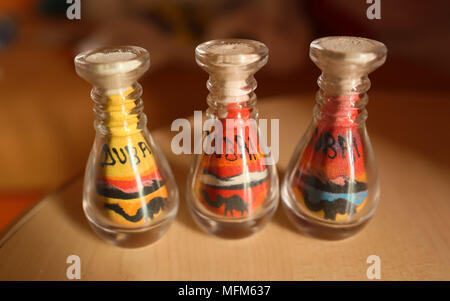 1001 Traditionelle sand Souvenirs. Flasche Sand von Dubai. Stockfoto