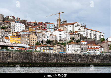 Küste des Flusses Douro mit seinen schönen Architektur in Porto, Portugal. Blick aus dem Douro, einer der größten Flüsse der Iberischen Peninsu Stockfoto