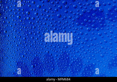 Wassertropfen auf einer Glasoberfläche blau Stockfoto