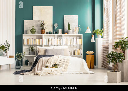 Weiß und Grün Schlafzimmer Innenraum mit einem Strick Decke auf beige