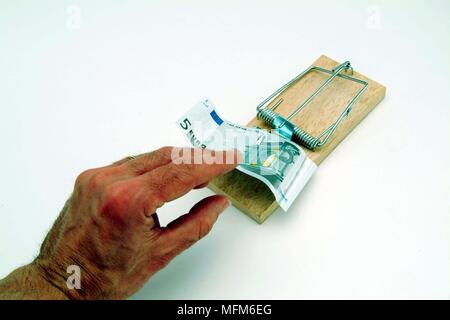 Hand vorsichtig nähern Trap mit einem 5-Euro-Schein. Zur Veranschaulichung der möglichen Falle warten auf die U-K, die sich an der einheitlichen europäischen Währung. Stockfoto