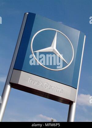 Eine große blaue Straße Seite Mercedes Benz logo Händler anmelden Shot vor einem klaren blauen Himmel. Das Unternehmen ist spezialisiert im Bereich Lkw. Bandphoto/COMPU Stockfoto