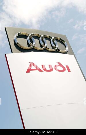 Eine große Straße - Seite anmelden positioniert an der A4 Werbung ein außerordentliches Audi Dealership steigt in den Himmel an einem sonnigen Tag. Bandphoto/COMP Stockfoto