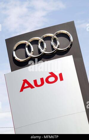 Eine große Straße - Seite anmelden positioniert an der A4 Werbung ein außerordentliches Audi Dealership steigt in den Himmel an einem sonnigen Tag. Bandphoto/COMP Stockfoto